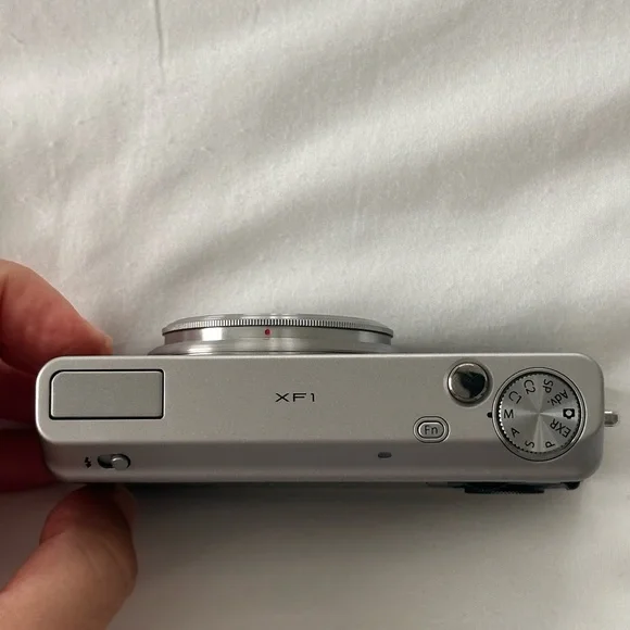 Fujifilm Silver and Black Compact Digital Camera - Picture 4 of 10